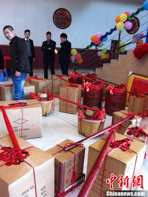 رجل ثري يقدم هدية خطوبة في شكل مبلغ 8.888 ملايين يوان يزن 102 كيلوغرام (5)