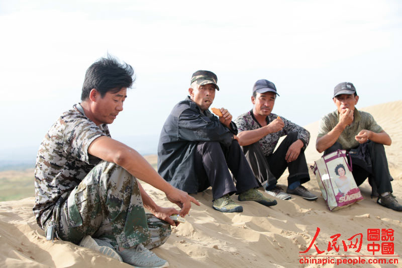 قصة بالصور: أبطال ترويض الصحراء في الصين  (18)