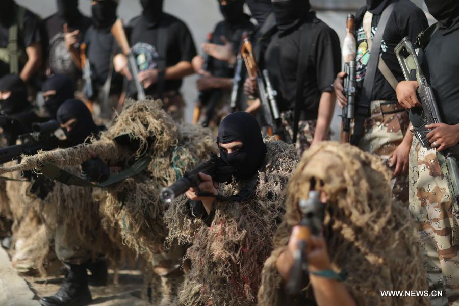 تقرير إخباري: حماس تنظم عروضا عسكرية بغزة في الذكرى الأولى لعملية "عمود السماء" (3)