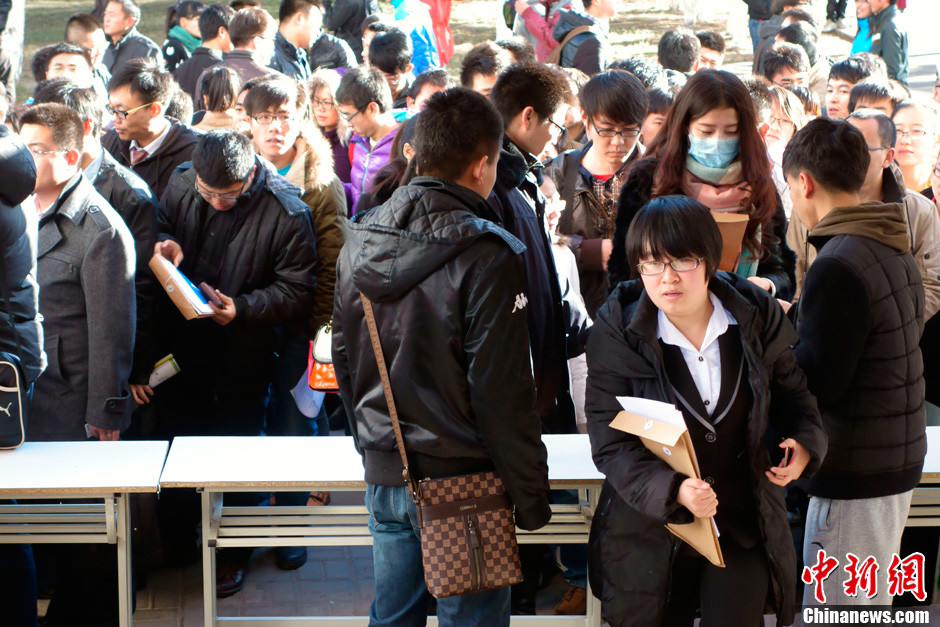 المتخرجون الجامعيون فى الصين يواجهون "أصعب عام  للتوظيف" فى عام 2013   (2)