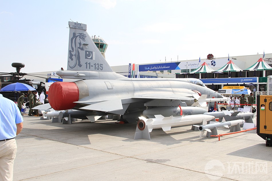 الصين وباكستان تشتركان في تسويق مقاتلة شياولونغ في معرض دبي للطيران  (2)