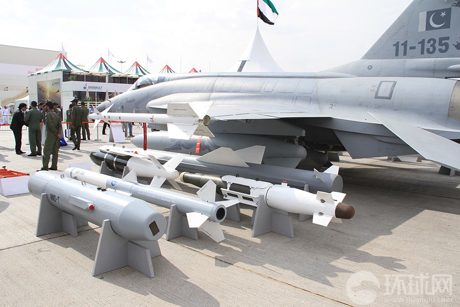الصين وباكستان تشتركان في تسويق مقاتلة شياولونغ في معرض دبي للطيران  (3)