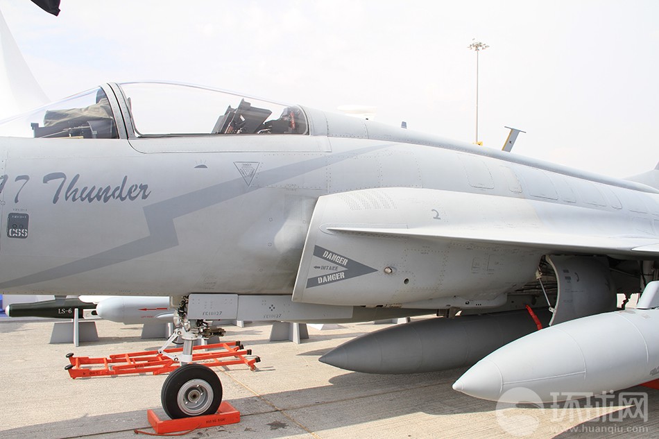 الصين وباكستان تشتركان في تسويق مقاتلة شياولونغ في معرض دبي للطيران  (7)