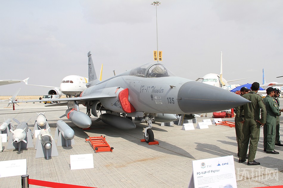 الصين وباكستان تشتركان في تسويق مقاتلة شياولونغ في معرض دبي للطيران  (8)