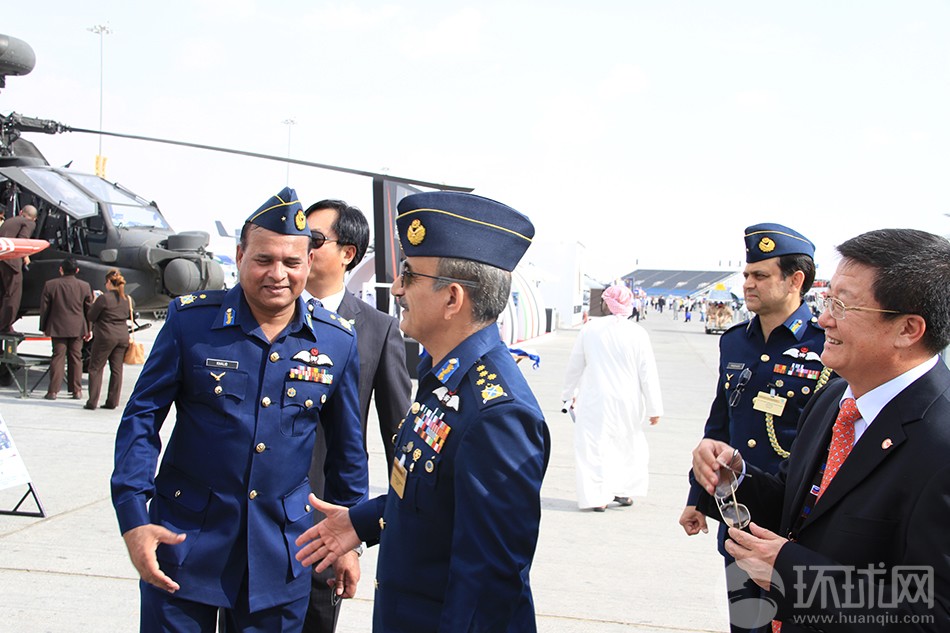 الصين وباكستان تشتركان في تسويق مقاتلة شياولونغ في معرض دبي للطيران  (10)