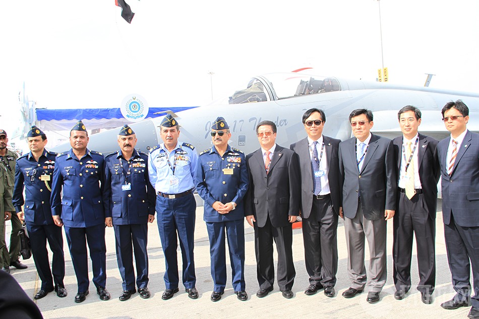 الصين وباكستان تشتركان في تسويق مقاتلة شياولونغ في معرض دبي للطيران  (11)