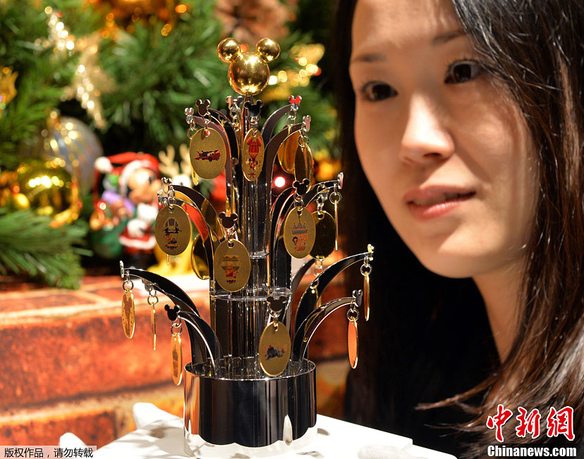 شركة يابانية تعرض شجرة عيد الميلاد مصنوعة من الذهب بقيمة 500 مليون ين  (3)