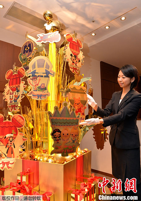 شركة يابانية تعرض شجرة عيد الميلاد مصنوعة من الذهب بقيمة 500 مليون ين 