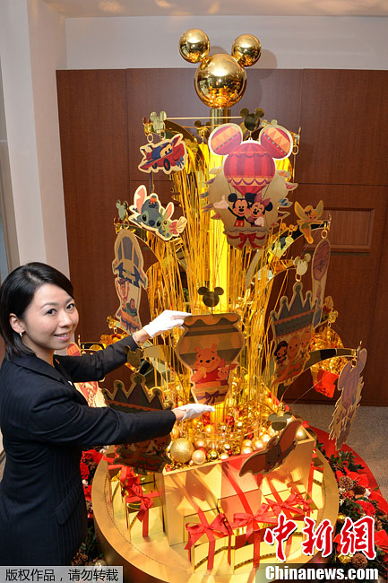 شركة يابانية تعرض شجرة عيد الميلاد مصنوعة من الذهب بقيمة 500 مليون ين  (2)