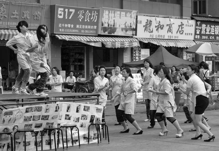التغيرات التي طرأت على  حركات الرقص الصيني على مدى نصف قرن  (22)