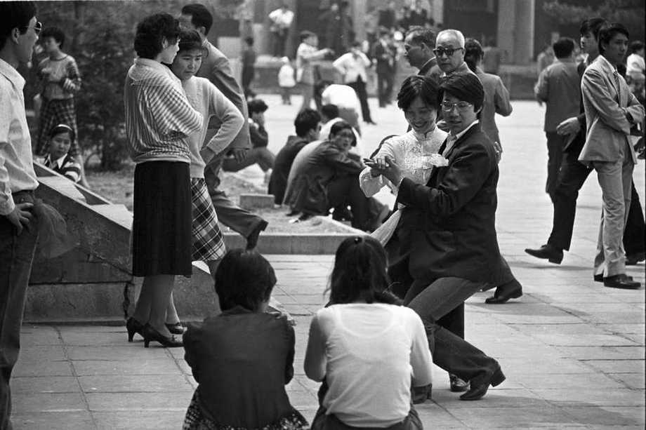 التغيرات التي طرأت على  حركات الرقص الصيني على مدى نصف قرن  (6)