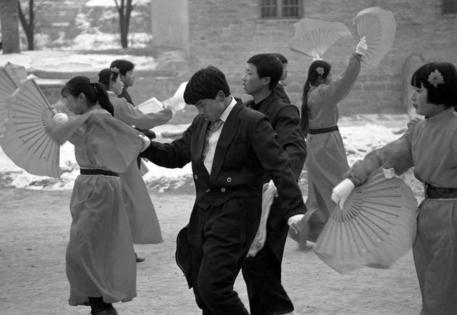 التغيرات التي طرأت على  حركات الرقص الصيني على مدى نصف قرن  (5)