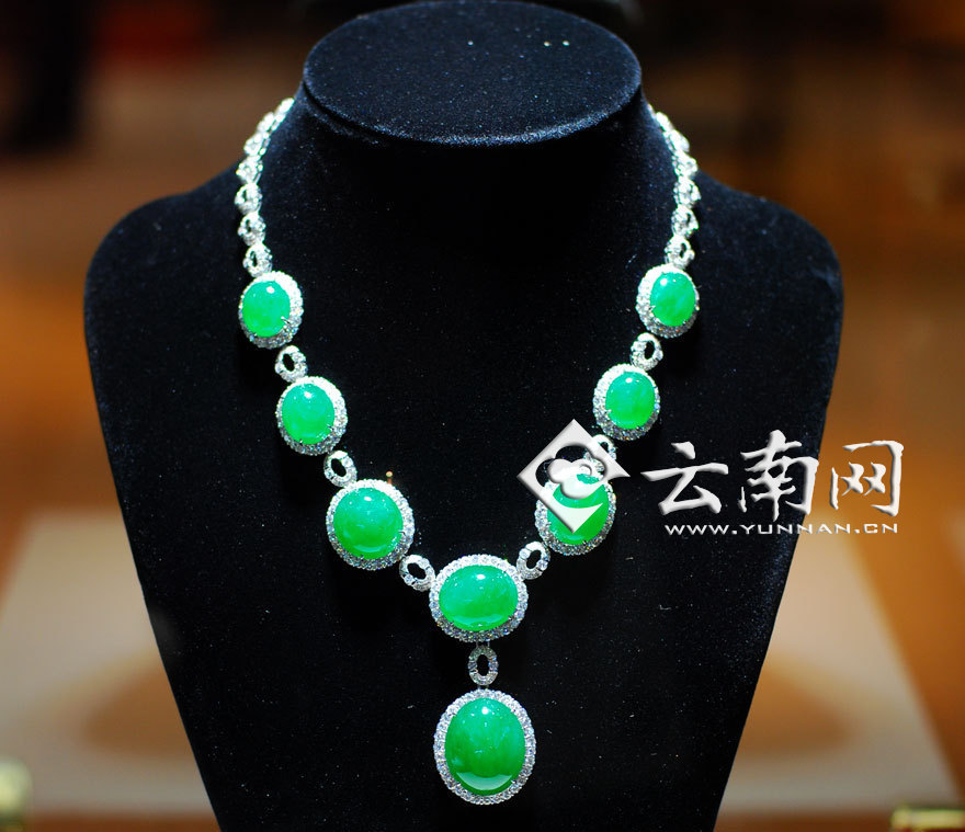 معرض المجوهرات بكونمينغ يجذب الضيوف الأجانب (5)