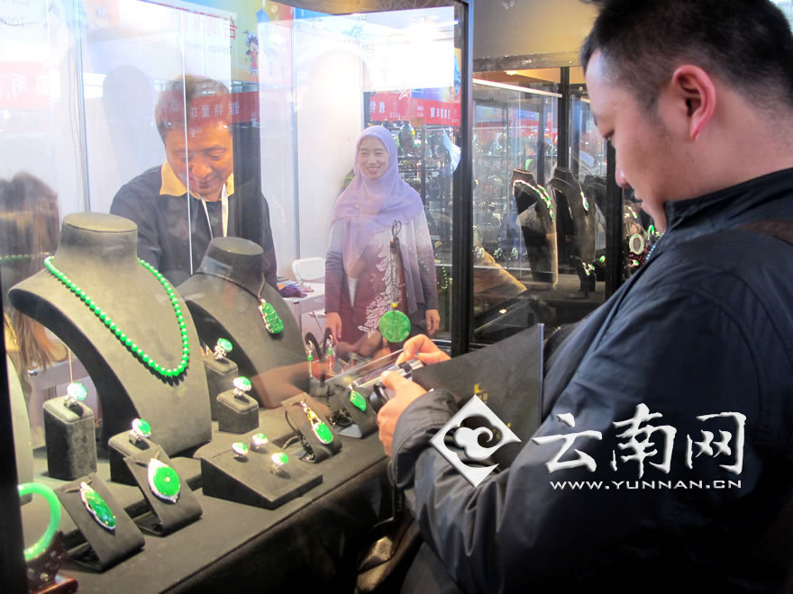معرض المجوهرات بكونمينغ يجذب الضيوف الأجانب (10)