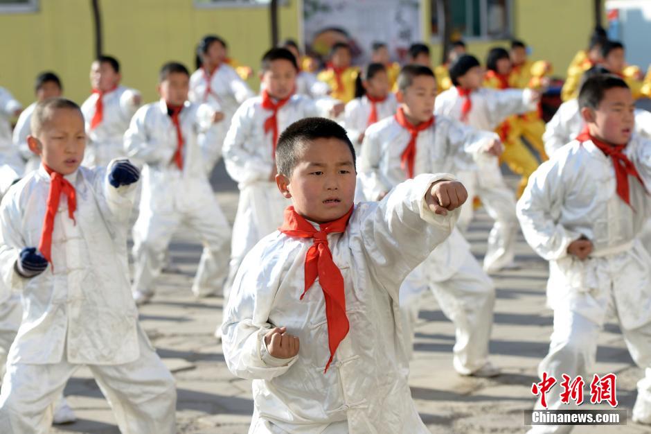 استبدال رياضة الجمباز بالووشو الصيني لتلاميذ في مدرسة ابتدائية صينية 