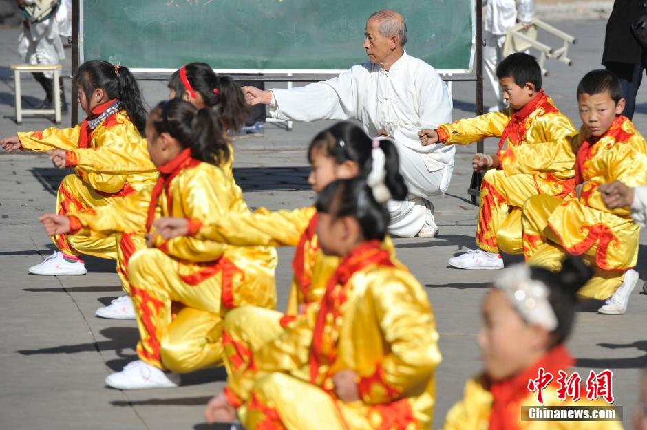استبدال رياضة الجمباز بالووشو الصيني لتلاميذ في مدرسة ابتدائية صينية  (7)