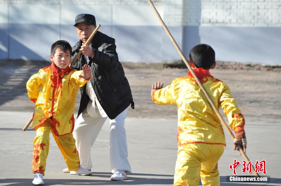 استبدال رياضة الجمباز بالووشو الصيني لتلاميذ في مدرسة ابتدائية صينية  (8)