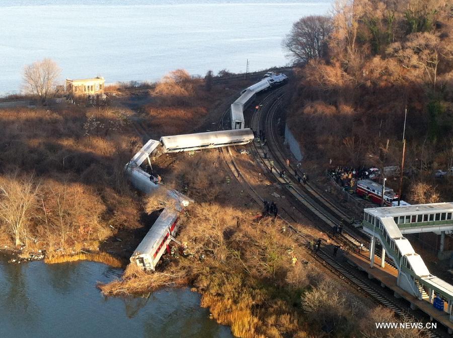 مقتل 4 وإصابة 63 آخرين اثر خروج قطار عن القضبان في نيويورك 
