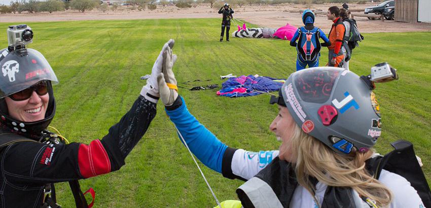 رقم قياسي...65 امرأة يقفزن بالمظلات من فوق ارتفاع 5000 متر   (11)