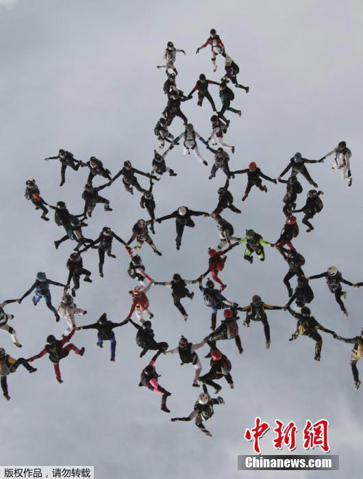 رقم قياسي...65 امرأة يقفزن بالمظلات من فوق ارتفاع 5000 متر   (3)