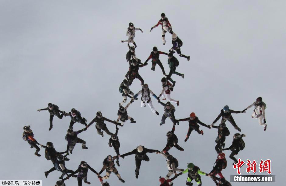 رقم قياسي...65 امرأة يقفزن بالمظلات من فوق ارتفاع 5000 متر   (2)