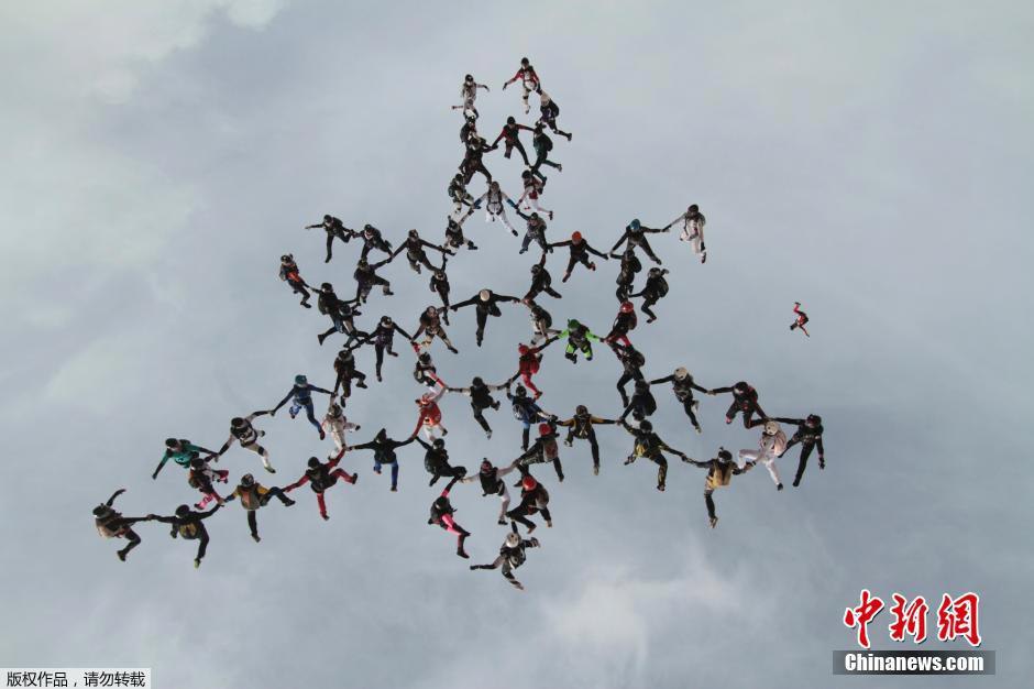 رقم قياسي...65 امرأة يقفزن بالمظلات من فوق ارتفاع 5000 متر  