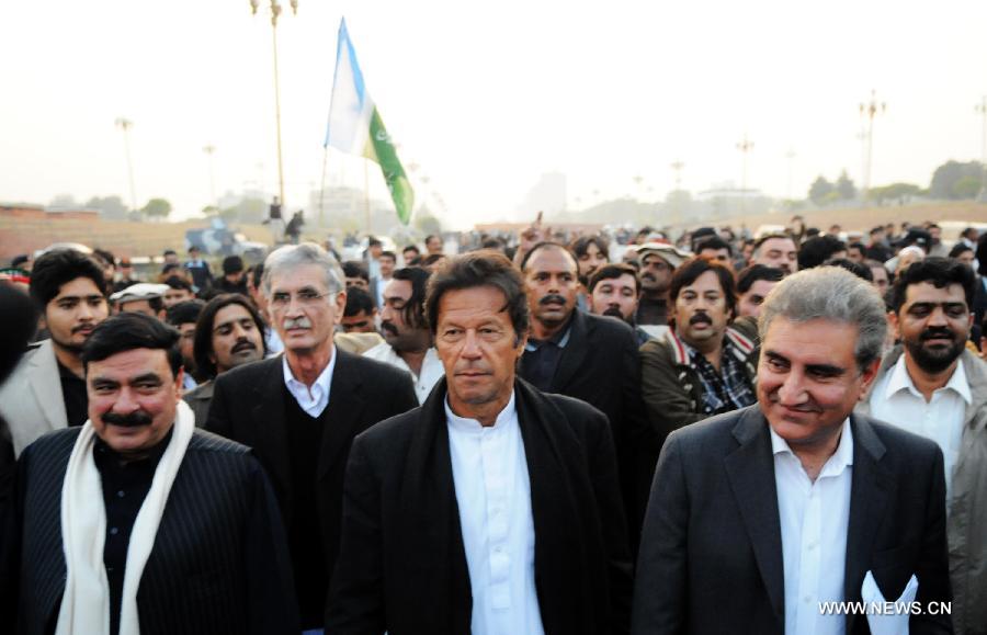 وزراء وبرلمانيون باكستانيون يقومون بمسيرة احتجاج على ضربات الطائرات الأمريكية غير المأهولة  (3)