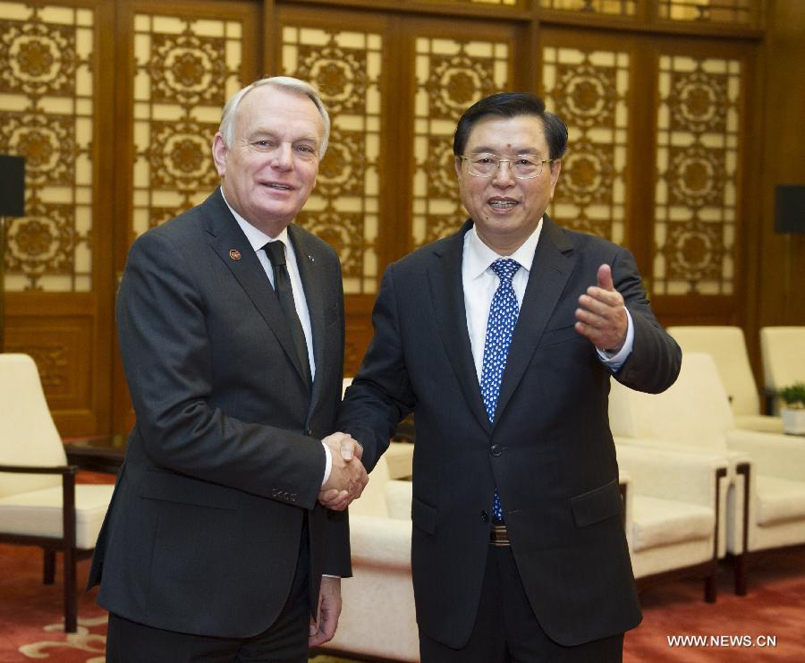 كبير المشرعين الصينيين يجتمع مع رئيس الوزراء الفرنسي 