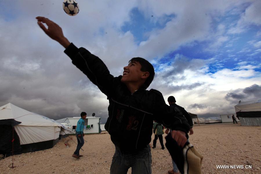 تزويد اللاجئين السوريين بمخيم "الزعتري" في الأردن بمواد إغاثية لمواجهة الشتاء 