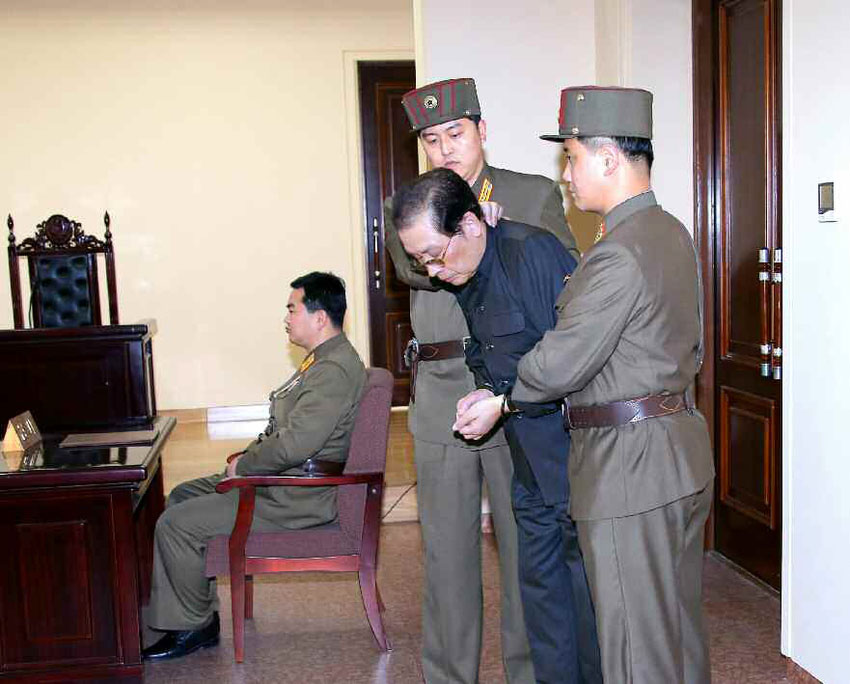 وكالة أنباء كوريا الديمقراطية الرسمية: الحكم على جانج سونج-تيك بالاعدام  (2)