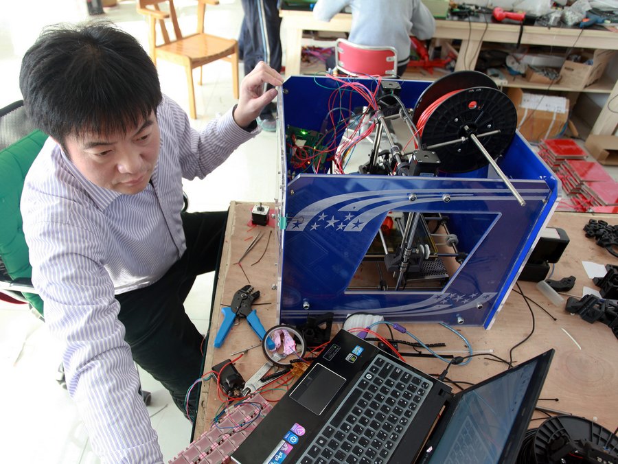 معلم من مقاطعة شاندونغ يصنع طابعة ثلاثية الأبعاد