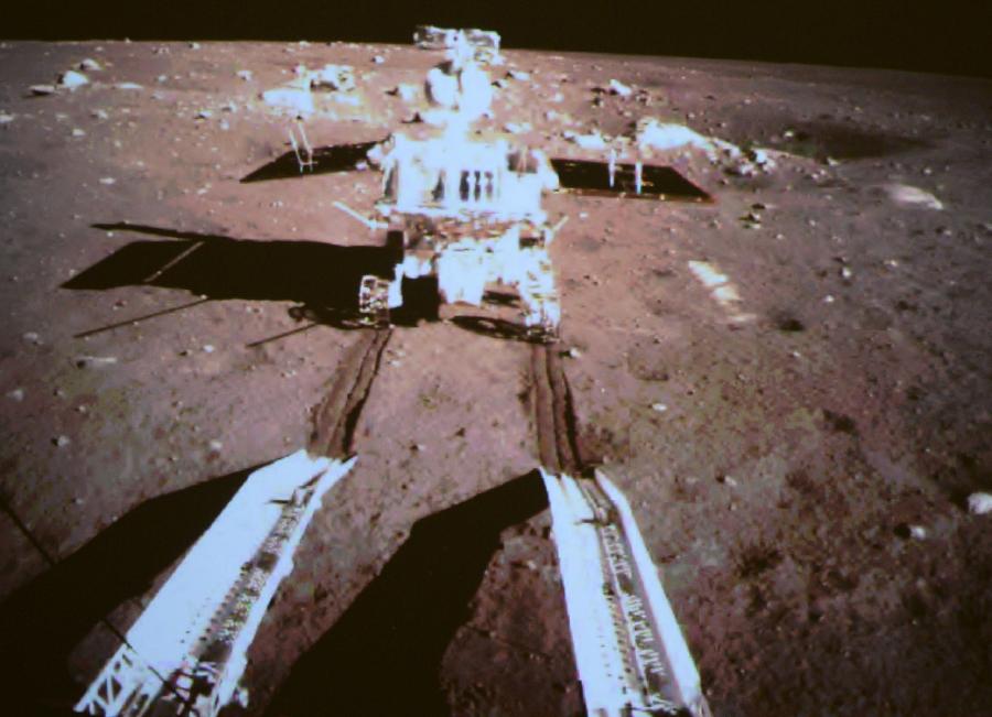 العربة القمرية الصينية " يويتو" تغادر مركبة الهبوط