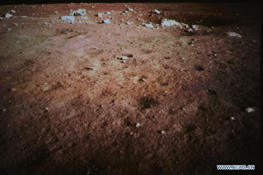 مسبار "تشانغ آه – 3" الصيني يرسل أول صور للقمر إلى الأرض 