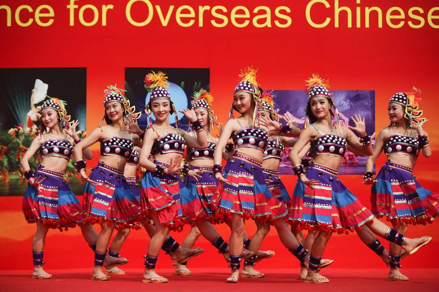 فرقة فنية صينية تقدم عروضا في الهند 