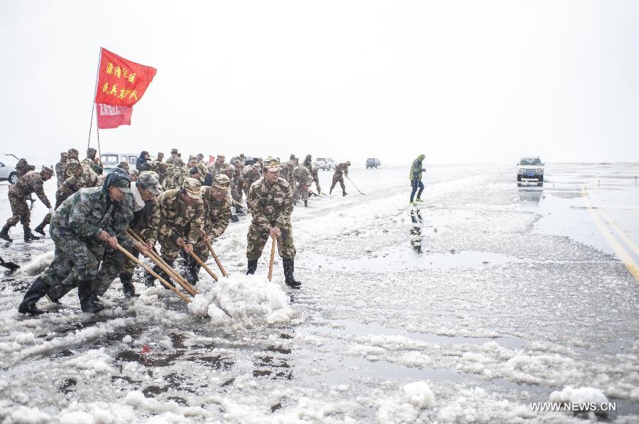 سقوط الثلوج يؤثر على المرور بجنوب غربي الصين  (4)