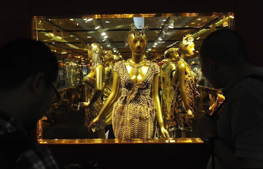 عرض 16 زيا من الملابس الذهبية فى معرض مقام فى متجر ذهب ببكين  يوم 29 يونيو عام 2011.