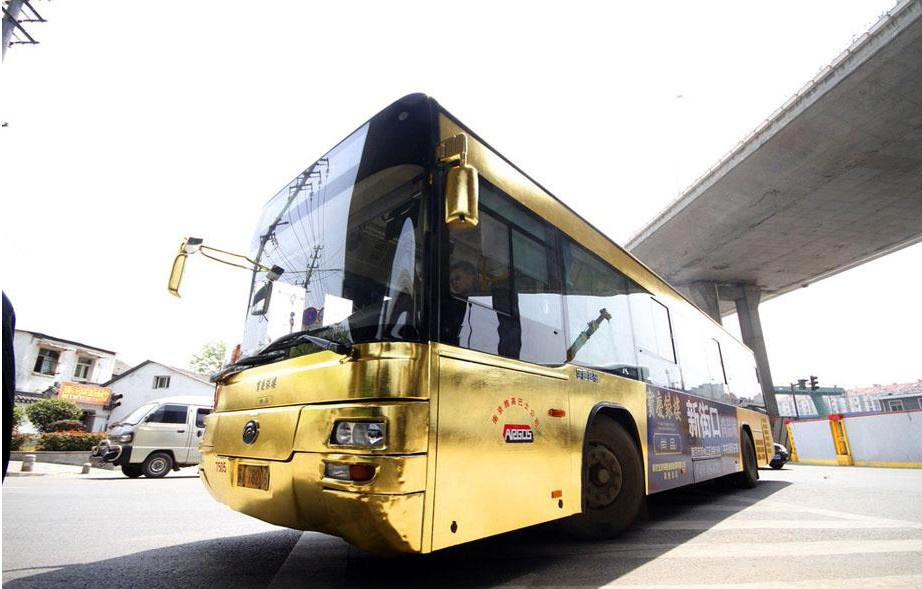 سير حافلة  مذهّبة فى شارع بمدينة نانجينغ حاضرة مقاطعة جيانغسو شرقي الصين يوم 25 ابريل عام 2011.