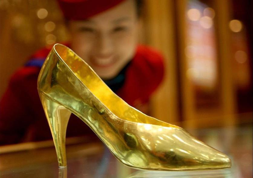 عرض حذاء ذهبي فى مركز تجاري بمدينة هوايبي لمقاطعة انهوى بشرق الصين يوم 14 مارس عام 2009.
