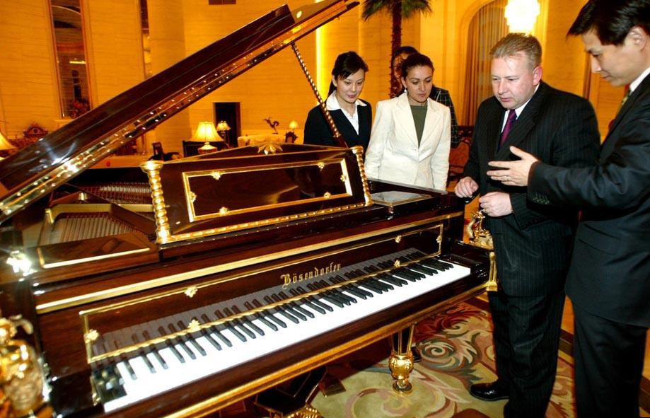 عرض بيانو ذهبي فى مدينة بكين يوم أول مارس عام 2005.