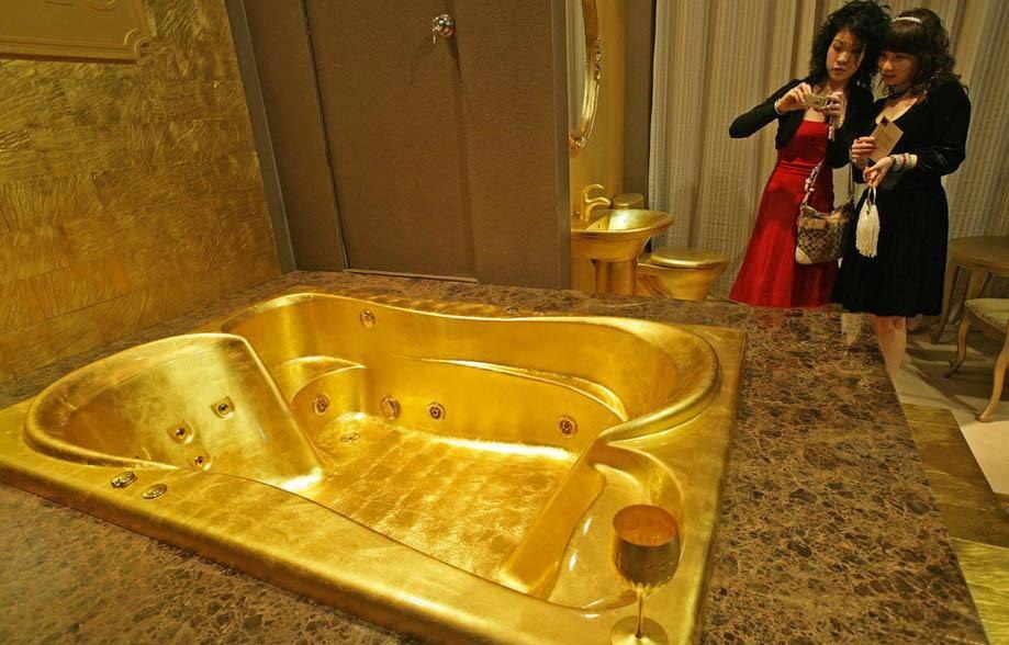 فى الصور الملتقطة يوم 28 ابريل الحالي،عرض حوض استحمام ذهبي فى قمة تجربة الحياة العلي فى العالم فى مدينة شانغهاي.