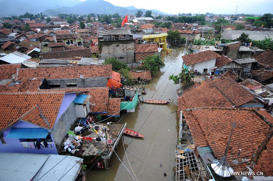 مصرع 4 أشخاص وتشريد أكثر من 4 آلاف آخرين بسبب الفيضانات في اندونيسيا 
