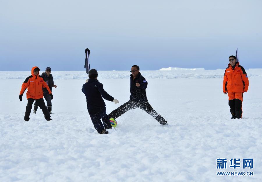 فريق بعثة القطب الجنوبي يجري مباراة كرة قدم على الجليد                     (2)