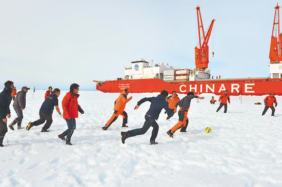 فريق بعثة القطب الجنوبي يجري مباراة كرة قدم على الجليد                    
