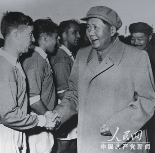 ماو تسي دونغ وخه لونغ يستقبلان الرياضيين بعد مشاهدة مباراة كرة القدم بين الصين والاتحاد السوفياتي يوم 30 أكتوبر عام 1955.