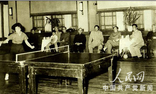 يشاهد ماو تسي دونغ وليو شاو تسي وخه لونغ ولي فو تشون عرض رياضيي في كرة الطاولة في مايو عام 1959.