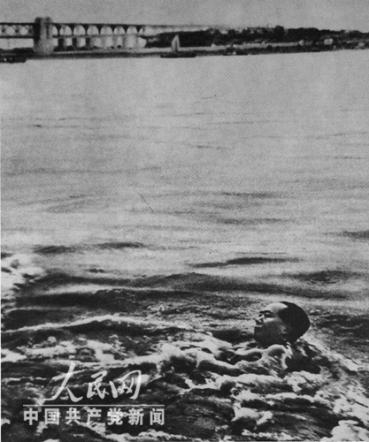 ماو تسي دونغ يعبر نهر اليانغتسي سباحة في مدينة ووهان عام 1956.