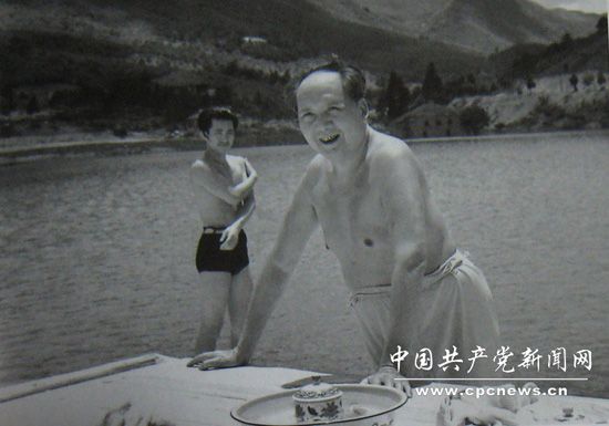 ماو تسي دونغ يسبح في لو شان عام 1961.