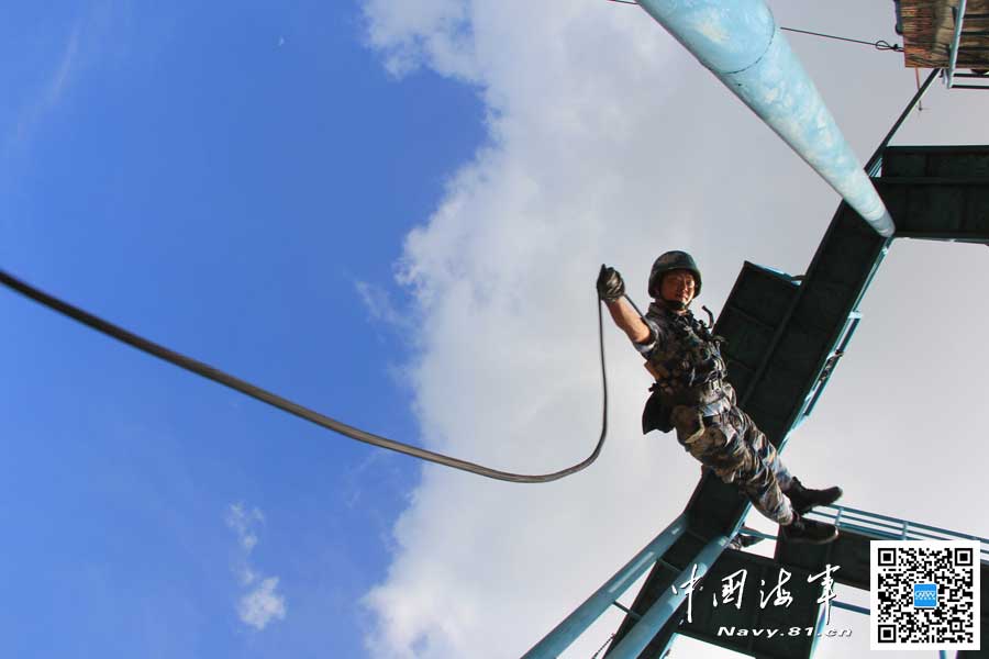 جيش التحرير الشعبى الصينى ينشر صورا لتدريبات الجنديات البرمائيات (11)