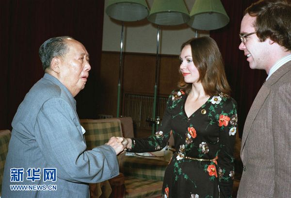 ماو تسي دونغ يلتقى جولي نيكسون ابنة ريتشارد نيكسون الرئيس الاميركي السابق في31 من ديسمبر