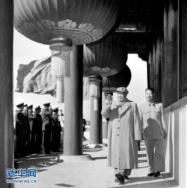 ماو تسي دونغ في ساحة تيانانمن للاحتفال بالذكرى الـ9 لتأسيس جمهورية الصين الشعبية في 1 أكتوبر 1958